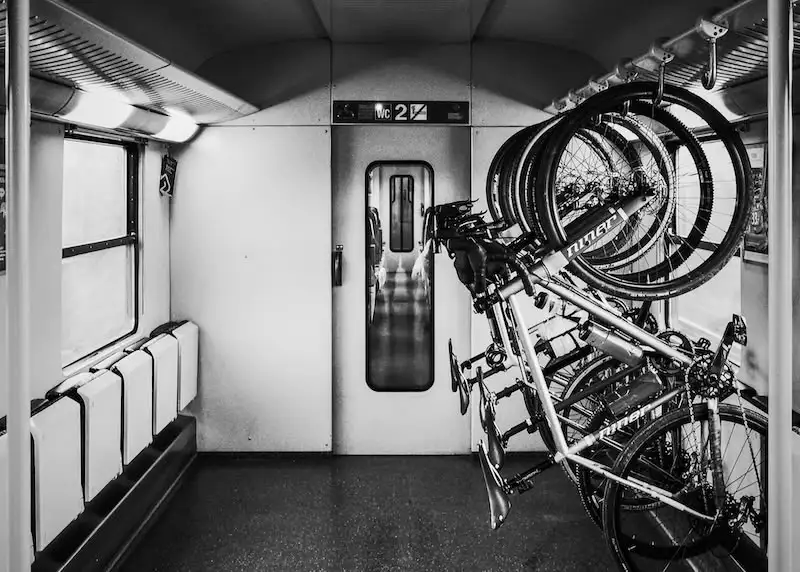  Einige Züge verfügen über spezielle Bereiche für die Fahrradmitnahme. Hier können Fahrräder sicher angebracht werden, ohne andere Fahrgäste zu behindern oder zu gefährden.