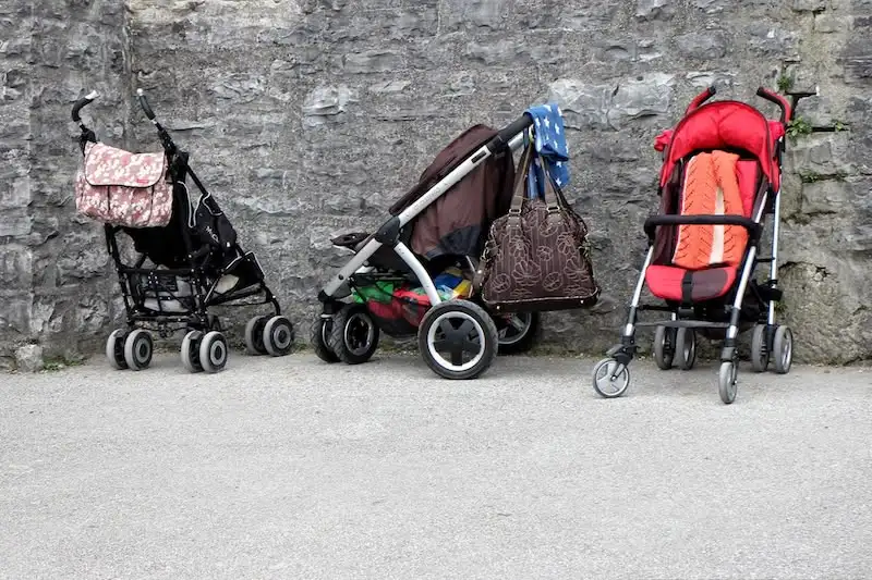 Kinderwagen dürfen im ÖPNV mitgenommen werden, solange ein Kind darin sitzt. 