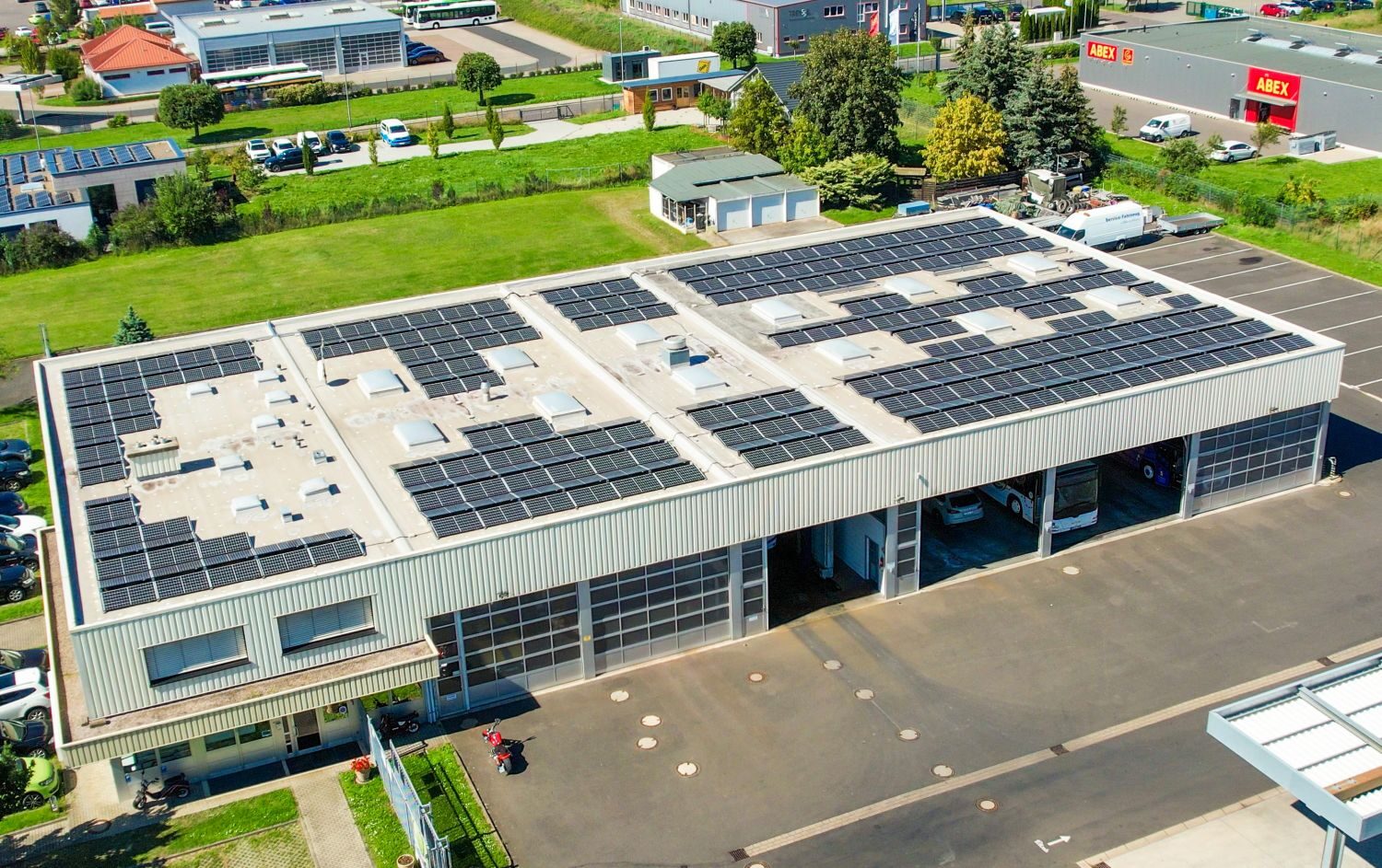 Hauseigener Solarstrom wird bei Salza-Tours zum Laden der E-Busse genutzt.